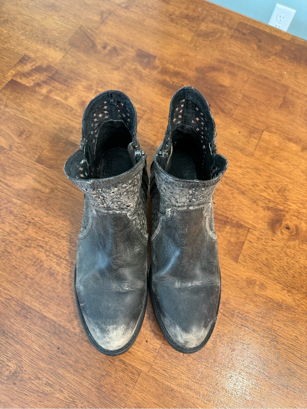 CIRCLE G by CORRAL Distressed Black Grey Leather Cutout Ankle Boots Q0001 10 - Picture 5 of 12